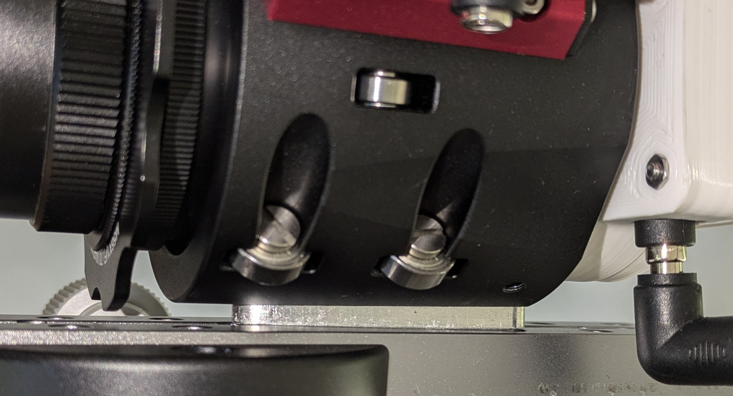 Direct focuser connection to Vixen or Losmandy bar.