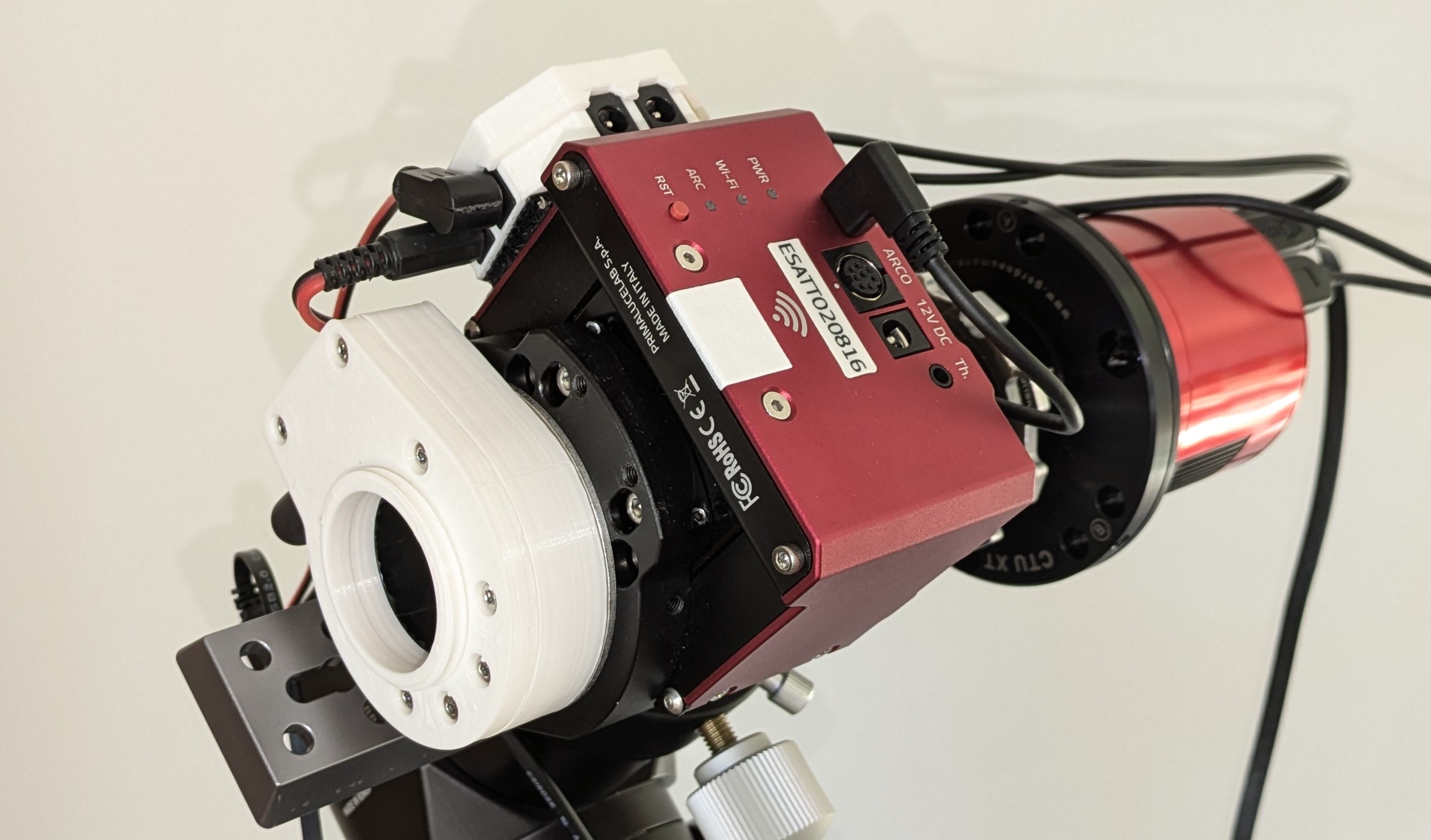 Short focal length telescope adapted for electronic focuser.